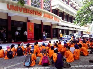 Tips Menghadapi Kuliah Kerja Nyata Untuk Mahasiswa Kuliah Kerja Nyata atau KKN menjadi sebuah mata kuliah yang wajib dipenuhi oleh semua mahasiswanya. Banyak mahasiswa yang cemas dan deg-degan ketika melihat mata kuliah yang biasanya muncul jelang akhir semester ini. Mereka khawatir tak bisa melakukan semuanya dengan baik. Namun, mau tak mau, KKN harus tetap dijalani untuk memenuhi persyaratan lulus dalam dunia perkuliahan. Tapi kamu tak perlu cemas karena sebetulnya menjalani KKN ini sangat mudah kalau kamu sudah mempersiapkan semuanya sejak awal. Berikut ada tips yang bisa kamu ikuti dalam menghadapi KKN.   Ikuti Kegiatan Pra-KKN Sebagai Bekal Sebelum Terjun Ke Lapangan  Biasanya pihak kampus juga tak akan melepaskan kamu begitu saja untuk mengikuti kegiatan KKN tanpa adanya serangkaian acara Pra-KKN. Hal ini dilakukan dalam rangka memberikan bekal kepada para mahasiswa agar tau apa yang harus dilakukan nanti saat terjun dalam masyarakat. Biasanya para pembimbing juga akan bercerita tentang pengalaman mereka saat KKN sebelumnya. Alhasil, kamu pun juga akan bisa tau konsep yang jelas untuk dilakukan nantinya. Kamu juga bisa menentukan sejak dini project apa yang akan kamu kembangkan saat praktek KKN benar-benar telah berjalan. Kenali dan Dekati Anggota-Anggota Kelompok KKN Kamu  Yang terpenting dalam hal ini adalah mengenal dan mendekati setiap masing-masing anggota KKN kamu. Hal ini akan meningkatkan kerja sama antara masing-masing anggota kelompok. Kamu juga akan bisa mendiskusikan program kerja, peralatan, dan perbekalan yang harus disiapkan sebelum berangkat ke lokasi KKN nantinya. Persiapan yang matang dan mengenal dengan siapa saja kamu akan bekerja adalah hal terpenting. Jangan malu atau sungkan. Kamu harus percaya diri dan yakin bahwa kelompokmu ini akan bisa sukses dengan kerja sama yang baik. Karena semua anggota KKN memiliki goal yang sama yaitu menuntaskan KKN dengan hasil yang memuaskan. Jangan Lupa Membuat Job Description Pembagian kerja atau job description adalah hal terpenting dalam dunia KKN ini. Supaya semua bisa berjalan dengan lebih mudah, maka pembagian tugas tersebut harus disesuaikan dengan spesialisasi dari masing-masing fakultas itu sendiri. Dengan membagi tugas sesuai dengan spesialisasi yang dimiliki maka kegiatan pun akan berjalan dengan lancar, meskipun nanti tetap ada tantangan dan hambatan yang harus dihadapi. Misalnya untuk program pengenalan komputer dan internet bisa dipegang oleh mahasiswa yang berasal dari jurusan Sistem Informasi dan Komputer. Sementara untuk program pendidikan bahasa inggris atau mata pelajaran umum bisa dipegang oleh mereka yang berasal dari jurusan pendidikan. Bangun Kesan Yang Baik Dengan Masyarakat Sekitar  Yang tak kalah pentingnya adalah kamu juga harus membangun kesan yang positif dengan masyarakat sekitar tempat kamu melakukan KKN. Ajak warga untuk berdiskusi dengan program yang akan kamu jalankan sehingga semuanya akan bisa berjalan dengan baik dan lancar di kemudian hari.