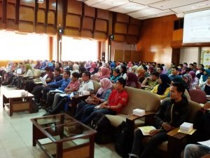 Tips Menghadapi Kuliah Kerja Nyata Untuk Mahasiswa Kuliah Kerja Nyata atau KKN menjadi sebuah mata kuliah yang wajib dipenuhi oleh semua mahasiswanya. Banyak mahasiswa yang cemas dan deg-degan ketika melihat mata kuliah yang biasanya muncul jelang akhir semester ini. Mereka khawatir tak bisa melakukan semuanya dengan baik. Namun, mau tak mau, KKN harus tetap dijalani untuk memenuhi persyaratan lulus dalam dunia perkuliahan. Tapi kamu tak perlu cemas karena sebetulnya menjalani KKN ini sangat mudah kalau kamu sudah mempersiapkan semuanya sejak awal. Berikut ada tips yang bisa kamu ikuti dalam menghadapi KKN.   Ikuti Kegiatan Pra-KKN Sebagai Bekal Sebelum Terjun Ke Lapangan  Biasanya pihak kampus juga tak akan melepaskan kamu begitu saja untuk mengikuti kegiatan KKN tanpa adanya serangkaian acara Pra-KKN. Hal ini dilakukan dalam rangka memberikan bekal kepada para mahasiswa agar tau apa yang harus dilakukan nanti saat terjun dalam masyarakat. Biasanya para pembimbing juga akan bercerita tentang pengalaman mereka saat KKN sebelumnya. Alhasil, kamu pun juga akan bisa tau konsep yang jelas untuk dilakukan nantinya. Kamu juga bisa menentukan sejak dini project apa yang akan kamu kembangkan saat praktek KKN benar-benar telah berjalan. Kenali dan Dekati Anggota-Anggota Kelompok KKN Kamu  Yang terpenting dalam hal ini adalah mengenal dan mendekati setiap masing-masing anggota KKN kamu. Hal ini akan meningkatkan kerja sama antara masing-masing anggota kelompok. Kamu juga akan bisa mendiskusikan program kerja, peralatan, dan perbekalan yang harus disiapkan sebelum berangkat ke lokasi KKN nantinya. Persiapan yang matang dan mengenal dengan siapa saja kamu akan bekerja adalah hal terpenting. Jangan malu atau sungkan. Kamu harus percaya diri dan yakin bahwa kelompokmu ini akan bisa sukses dengan kerja sama yang baik. Karena semua anggota KKN memiliki goal yang sama yaitu menuntaskan KKN dengan hasil yang memuaskan. Jangan Lupa Membuat Job Description Pembagian kerja atau job description adalah hal terpenting dalam dunia KKN ini. Supaya semua bisa berjalan dengan lebih mudah, maka pembagian tugas tersebut harus disesuaikan dengan spesialisasi dari masing-masing fakultas itu sendiri. Dengan membagi tugas sesuai dengan spesialisasi yang dimiliki maka kegiatan pun akan berjalan dengan lancar, meskipun nanti tetap ada tantangan dan hambatan yang harus dihadapi. Misalnya untuk program pengenalan komputer dan internet bisa dipegang oleh mahasiswa yang berasal dari jurusan Sistem Informasi dan Komputer. Sementara untuk program pendidikan bahasa inggris atau mata pelajaran umum bisa dipegang oleh mereka yang berasal dari jurusan pendidikan. Bangun Kesan Yang Baik Dengan Masyarakat Sekitar  Yang tak kalah pentingnya adalah kamu juga harus membangun kesan yang positif dengan masyarakat sekitar tempat kamu melakukan KKN. Ajak warga untuk berdiskusi dengan program yang akan kamu jalankan sehingga semuanya akan bisa berjalan dengan baik dan lancar di kemudian hari.