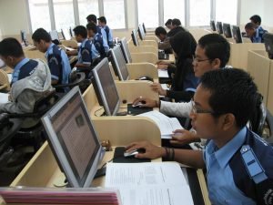 Tips Menghadapi Kuliah Kerja Nyata Untuk Mahasiswa Kuliah Kerja Nyata atau KKN menjadi sebuah mata kuliah yang wajib dipenuhi oleh semua mahasiswanya. Banyak mahasiswa yang cemas dan deg-degan ketika melihat mata kuliah yang biasanya muncul jelang akhir semester ini. Mereka khawatir tak bisa melakukan semuanya dengan baik. Namun, mau tak mau, KKN harus tetap dijalani untuk memenuhi persyaratan lulus dalam dunia perkuliahan. Tapi kamu tak perlu cemas karena sebetulnya menjalani KKN ini sangat mudah kalau kamu sudah mempersiapkan semuanya sejak awal. Berikut ada tips yang bisa kamu ikuti dalam menghadapi KKN.   Ikuti Kegiatan Pra-KKN Sebagai Bekal Sebelum Terjun Ke Lapangan  Biasanya pihak kampus juga tak akan melepaskan kamu begitu saja untuk mengikuti kegiatan KKN tanpa adanya serangkaian acara Pra-KKN. Hal ini dilakukan dalam rangka memberikan bekal kepada para mahasiswa agar tau apa yang harus dilakukan nanti saat terjun dalam masyarakat. Biasanya para pembimbing juga akan bercerita tentang pengalaman mereka saat KKN sebelumnya. Alhasil, kamu pun juga akan bisa tau konsep yang jelas untuk dilakukan nantinya. Kamu juga bisa menentukan sejak dini project apa yang akan kamu kembangkan saat praktek KKN benar-benar telah berjalan. Kenali dan Dekati Anggota-Anggota Kelompok KKN Kamu  Yang terpenting dalam hal ini adalah mengenal dan mendekati setiap masing-masing anggota KKN kamu. Hal ini akan meningkatkan kerja sama antara masing-masing anggota kelompok. Kamu juga akan bisa mendiskusikan program kerja, peralatan, dan perbekalan yang harus disiapkan sebelum berangkat ke lokasi KKN nantinya. Persiapan yang matang dan mengenal dengan siapa saja kamu akan bekerja adalah hal terpenting. Jangan malu atau sungkan. Kamu harus percaya diri dan yakin bahwa kelompokmu ini akan bisa sukses dengan kerja sama yang baik. Karena semua anggota KKN memiliki goal yang sama yaitu menuntaskan KKN dengan hasil yang memuaskan. Jangan Lupa Membuat Job Description Pembagian kerja atau job description adalah hal terpenting dalam dunia KKN ini. Supaya semua bisa berjalan dengan lebih mudah, maka pembagian tugas tersebut harus disesuaikan dengan spesialisasi dari masing-masing fakultas itu sendiri. Dengan membagi tugas sesuai dengan spesialisasi yang dimiliki maka kegiatan pun akan berjalan dengan lancar, meskipun nanti tetap ada tantangan dan hambatan yang harus dihadapi. Misalnya untuk program pengenalan komputer dan internet bisa dipegang oleh mahasiswa yang berasal dari jurusan Sistem Informasi dan Komputer. Sementara untuk program pendidikan bahasa inggris atau mata pelajaran umum bisa dipegang oleh mereka yang berasal dari jurusan pendidikan. Bangun Kesan Yang Baik Dengan Masyarakat Sekitar  Yang tak kalah pentingnya adalah kamu juga harus membangun kesan yang positif dengan masyarakat sekitar tempat kamu melakukan KKN. Ajak warga untuk berdiskusi dengan program yang akan kamu jalankan sehingga semuanya akan bisa berjalan dengan baik dan lancar di kemudian hari.