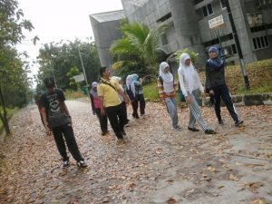 Tips Menghadapi Kuliah Kerja Nyata Untuk Mahasiswa Kuliah Kerja Nyata atau KKN menjadi sebuah mata kuliah yang wajib dipenuhi oleh semua mahasiswanya. Banyak mahasiswa yang cemas dan deg-degan ketika melihat mata kuliah yang biasanya muncul jelang akhir semester ini. Mereka khawatir tak bisa melakukan semuanya dengan baik. Namun, mau tak mau, KKN harus tetap dijalani untuk memenuhi persyaratan lulus dalam dunia perkuliahan. Tapi kamu tak perlu cemas karena sebetulnya menjalani KKN ini sangat mudah kalau kamu sudah mempersiapkan semuanya sejak awal. Berikut ada tips yang bisa kamu ikuti dalam menghadapi KKN.   Ikuti Kegiatan Pra-KKN Sebagai Bekal Sebelum Terjun Ke Lapangan  Biasanya pihak kampus juga tak akan melepaskan kamu begitu saja untuk mengikuti kegiatan KKN tanpa adanya serangkaian acara Pra-KKN. Hal ini dilakukan dalam rangka memberikan bekal kepada para mahasiswa agar tau apa yang harus dilakukan nanti saat terjun dalam masyarakat. Biasanya para pembimbing juga akan bercerita tentang pengalaman mereka saat KKN sebelumnya. Alhasil, kamu pun juga akan bisa tau konsep yang jelas untuk dilakukan nantinya. Kamu juga bisa menentukan sejak dini project apa yang akan kamu kembangkan saat praktek KKN benar-benar telah berjalan. Kenali dan Dekati Anggota-Anggota Kelompok KKN Kamu  Yang terpenting dalam hal ini adalah mengenal dan mendekati setiap masing-masing anggota KKN kamu. Hal ini akan meningkatkan kerja sama antara masing-masing anggota kelompok. Kamu juga akan bisa mendiskusikan program kerja, peralatan, dan perbekalan yang harus disiapkan sebelum berangkat ke lokasi KKN nantinya. Persiapan yang matang dan mengenal dengan siapa saja kamu akan bekerja adalah hal terpenting. Jangan malu atau sungkan. Kamu harus percaya diri dan yakin bahwa kelompokmu ini akan bisa sukses dengan kerja sama yang baik. Karena semua anggota KKN memiliki goal yang sama yaitu menuntaskan KKN dengan hasil yang memuaskan. Jangan Lupa Membuat Job Description Pembagian kerja atau job description adalah hal terpenting dalam dunia KKN ini. Supaya semua bisa berjalan dengan lebih mudah, maka pembagian tugas tersebut harus disesuaikan dengan spesialisasi dari masing-masing fakultas itu sendiri. Dengan membagi tugas sesuai dengan spesialisasi yang dimiliki maka kegiatan pun akan berjalan dengan lancar, meskipun nanti tetap ada tantangan dan hambatan yang harus dihadapi. Misalnya untuk program pengenalan komputer dan internet bisa dipegang oleh mahasiswa yang berasal dari jurusan Sistem Informasi dan Komputer. Sementara untuk program pendidikan bahasa inggris atau mata pelajaran umum bisa dipegang oleh mereka yang berasal dari jurusan pendidikan. Bangun Kesan Yang Baik Dengan Masyarakat Sekitar  Yang tak kalah pentingnya adalah kamu juga harus membangun kesan yang positif dengan masyarakat sekitar tempat kamu melakukan KKN. Ajak warga untuk berdiskusi dengan program yang akan kamu jalankan sehingga semuanya akan bisa berjalan dengan baik dan lancar di kemudian hari.