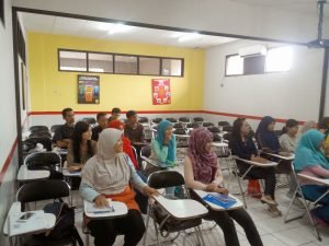 Belajar bahasa asing merupakan sesuatu yang sangat penting, utamanya Bahasa Inggris. Di era yang semakin maju ini penggunaan Bahasa Inggris telah semakin meluas. Bagi kamu yang kuliah di luar negeri, setidaknya kamu harus memahami dengan baik bahasa yang digunakan di Negara tujuan. Selain itu, dalam dunia kerja nanti, banyak perusahaan yang menerapkan kegiatan yang dilakukan dengan menggunakan Bahasa Inggris. Oleh karena itu, sangatlah penting untuk mempelajari Bahasa Asing sejak dini, terutama di dunia perkuliahan. Pasalnya, di tingkat perkuliahan kamu akan belajar bahasa asing dengan tingkat yang lebih professional. Berikut adalah kegunaan dari belajar bahasa asing tersebut. Menambah Nilai Plus Saat Kamu Melamar Kerja Kelak Belajar tentang bahasa asing juga akan menambah nilai plus bagi kamu untuk melamar kerja kelak. Banyak perusahaan yang akan bertanya tentang kemampuan bahasa yang kamu miliki. Sudah pasti dengan memiliki kemampuan bahasa asing maka kamu akan mendapatkan nilai plus di mata pemberi kerja. Selain itu, kemampuan ini juga akan benar-benar bisa kamu terapkan pada saat nanti kamu menghadapi situasi di dunia kerja. Kamu mungkin harus bertemu dengan klien dari luar negeri, mencari informasi yang sumbernya menggunakan bahasa asing, dan lain sebagainya. Mempermudah Kamu Untuk Mengenyam Pendidikan Tinggi di Negara Lain Kuliah di Negara lain adalah sesuatu yang sangat menyenangkan. Tapi satu hal yang harus kamu persiapkan adalah mempelajari bahasa yang mereka gunakan. Dengan mempelajari bahasa yang mereka gunakan, maka kamu tak akan kesulitan saat berinteraksi dan survive di negeri orang. Yang paling penting dalam penggunaan bahasa tersebut adalah kamu benar-benar percaya diri dan meyakinkan ketika mengucapkannya. Hindari pula kesalahan dalam penyusunan kalimat yang diucapkan. Hal ini juga akan menunjukan seberapa professional kamu dalam menggunakan bahasa asing itu sendiri. Supaya Kamu Bisa berlibur Di Luar Negeri Tanpa Was-Was Tak sedikit mahasiswa yang mengisi waktu liburannya dengan jalan-jalan ke luar negeri. Hal ini juga sangat penting sebagai media refreshing dan menyegarkan pikiran setelah setiap hari menjalani jadwal kuliah yang padat. Setidaknya dengan memahami bahasa-bahasa asing tersebut, kamu tak akan was-was dan kebingungan ketika nanti sudah berada disana. Kamu juga akan bisa belajar berinteraksi dengan banyak orang yang menggunakan bahasa asing sebagai percakapan verbal mereka! Hal ini tentu bisa menambah nilai plus bagi kamu. Meningkatkan Pemahaman Terhadap Listening, Reading dan Writing Kamu bisa meningkatkan pemahaman kamu terhadap dunia listening, reading dan writing dengan baik. Dengan memperkaya wawasan kamu terhadap pemahaman bahasa asing itu sendiri, kamu akan bisa lebih mudah untuk lulus dalam tes-tes penting seperti tes TOEFL, TOEIC, IELTS, IBT, dan lain sebagainya.