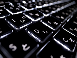 Belajar bahasa asing merupakan sesuatu yang sangat penting, utamanya Bahasa Inggris. Di era yang semakin maju ini penggunaan Bahasa Inggris telah semakin meluas. Bagi kamu yang kuliah di luar negeri, setidaknya kamu harus memahami dengan baik bahasa yang digunakan di Negara tujuan. Selain itu, dalam dunia kerja nanti, banyak perusahaan yang menerapkan kegiatan yang dilakukan dengan menggunakan Bahasa Inggris. Oleh karena itu, sangatlah penting untuk mempelajari Bahasa Asing sejak dini, terutama di dunia perkuliahan. Pasalnya, di tingkat perkuliahan kamu akan belajar bahasa asing dengan tingkat yang lebih professional. Berikut adalah kegunaan dari belajar bahasa asing tersebut. Menambah Nilai Plus Saat Kamu Melamar Kerja Kelak Belajar tentang bahasa asing juga akan menambah nilai plus bagi kamu untuk melamar kerja kelak. Banyak perusahaan yang akan bertanya tentang kemampuan bahasa yang kamu miliki. Sudah pasti dengan memiliki kemampuan bahasa asing maka kamu akan mendapatkan nilai plus di mata pemberi kerja. Selain itu, kemampuan ini juga akan benar-benar bisa kamu terapkan pada saat nanti kamu menghadapi situasi di dunia kerja. Kamu mungkin harus bertemu dengan klien dari luar negeri, mencari informasi yang sumbernya menggunakan bahasa asing, dan lain sebagainya. Mempermudah Kamu Untuk Mengenyam Pendidikan Tinggi di Negara Lain Kuliah di Negara lain adalah sesuatu yang sangat menyenangkan. Tapi satu hal yang harus kamu persiapkan adalah mempelajari bahasa yang mereka gunakan. Dengan mempelajari bahasa yang mereka gunakan, maka kamu tak akan kesulitan saat berinteraksi dan survive di negeri orang. Yang paling penting dalam penggunaan bahasa tersebut adalah kamu benar-benar percaya diri dan meyakinkan ketika mengucapkannya. Hindari pula kesalahan dalam penyusunan kalimat yang diucapkan. Hal ini juga akan menunjukan seberapa professional kamu dalam menggunakan bahasa asing itu sendiri. Supaya Kamu Bisa berlibur Di Luar Negeri Tanpa Was-Was Tak sedikit mahasiswa yang mengisi waktu liburannya dengan jalan-jalan ke luar negeri. Hal ini juga sangat penting sebagai media refreshing dan menyegarkan pikiran setelah setiap hari menjalani jadwal kuliah yang padat. Setidaknya dengan memahami bahasa-bahasa asing tersebut, kamu tak akan was-was dan kebingungan ketika nanti sudah berada disana. Kamu juga akan bisa belajar berinteraksi dengan banyak orang yang menggunakan bahasa asing sebagai percakapan verbal mereka! Hal ini tentu bisa menambah nilai plus bagi kamu. Meningkatkan Pemahaman Terhadap Listening, Reading dan Writing Kamu bisa meningkatkan pemahaman kamu terhadap dunia listening, reading dan writing dengan baik. Dengan memperkaya wawasan kamu terhadap pemahaman bahasa asing itu sendiri, kamu akan bisa lebih mudah untuk lulus dalam tes-tes penting seperti tes TOEFL, TOEIC, IELTS, IBT, dan lain sebagainya.